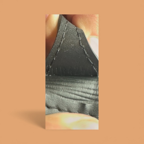 Louis Vuitton Epi Leather Neverfull MM Black | Like New + Entrupy COA+Insert - Picture 15 of 16